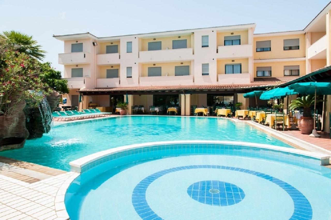 Le Residenze Del Golfo Di Oroseiアパートホテル エクステリア 写真