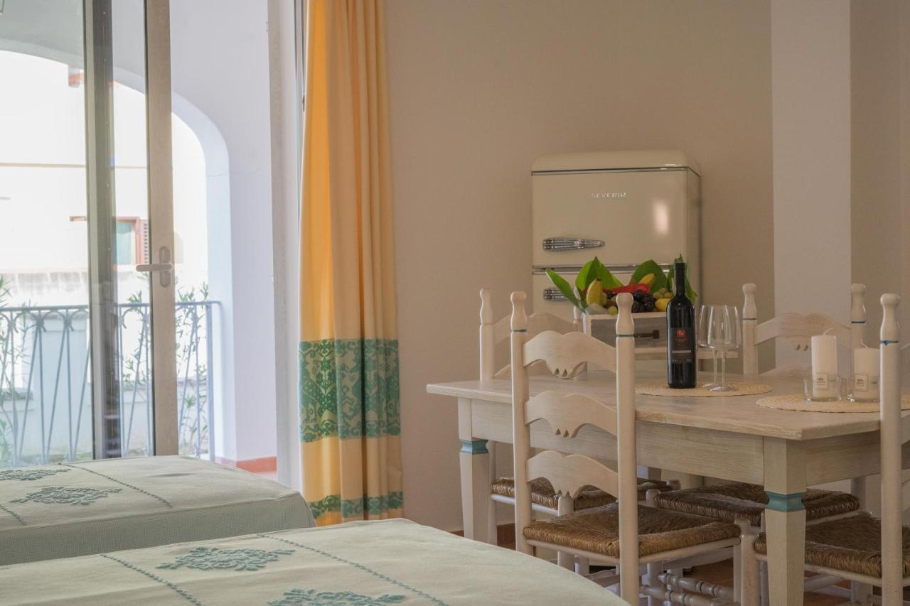 Le Residenze Del Golfo Di Oroseiアパートホテル エクステリア 写真