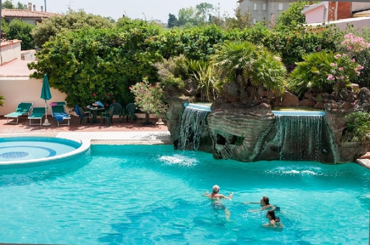 Le Residenze Del Golfo Di Oroseiアパートホテル エクステリア 写真